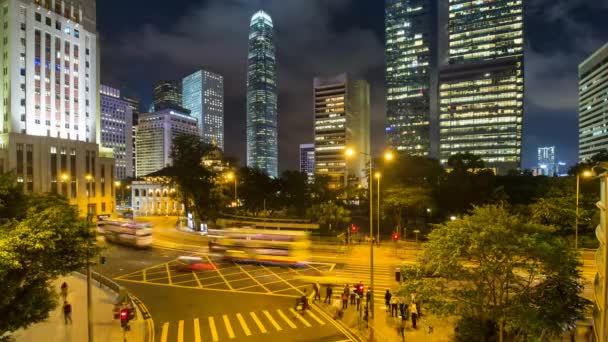 中国香港铜锣湾一个繁忙的公路过境点的行人和车辆的时差 — 图库视频影像