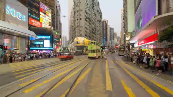 香港九龙弥敦道一个繁忙的过路口 行人与交通的时差 — 图库视频影像