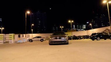 Bmw araba park yerinde kamera doğru gece sürüş hareketli kamera çekim
