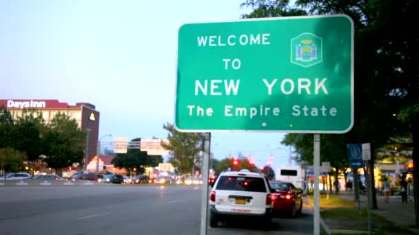 New York State Willkommensschild Auf Der Straße — Stockvideo