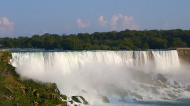 Niagara Şelalesi doğal görünümünü 