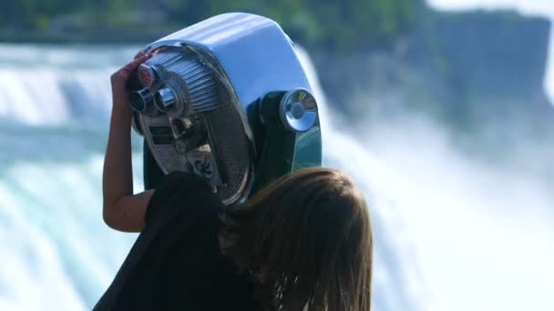 Vista Trasera Una Niña Pequeña Mirando Los Prismáticos Observación Cascada — Vídeos de Stock