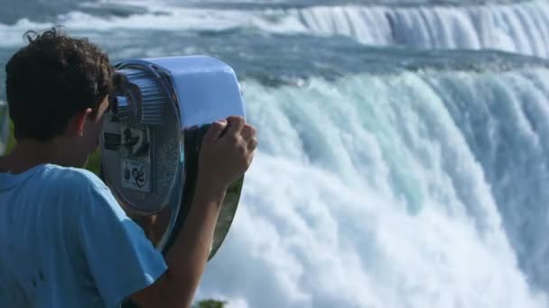 Visão Traseira Menino Olhando Para Binóculos Observação Cachoeira Niágara — Vídeo de Stock