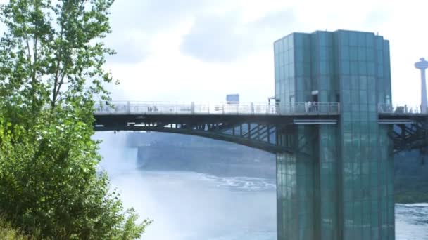 Odległy Widok Turystów Idących Most Pobliżu Wodospadu Niagara Filmiki Stockowe bez tantiem