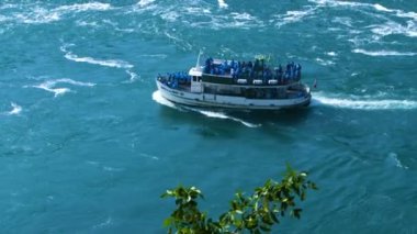 İnsanlarla dolu bir tur tekne yolunda bir şelale doğru yapmak ve başka bir tur tekne karşılamak