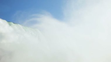 Niagara Şelalesi ve temiz mavi gökyüzünün görünümü kapatın