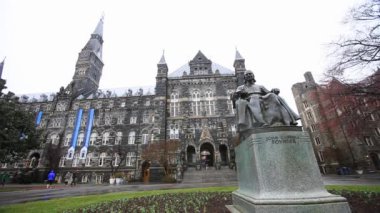 düşük açılı görünüş anıtın önünde güzel bina, Washington, ABD