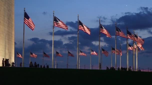 Turystów Którzy Chodzą Pobliżu Flagi Narodowe Usa Przeciwko Dramatyczne Niebo Wideo Stockowe bez tantiem