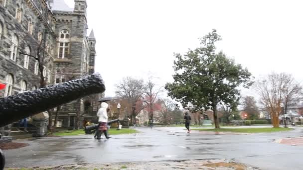 Toeristen Met Paraplu Lopen Uit Van Gebouw Washington Verenigde Staten — Stockvideo