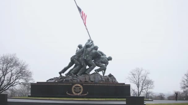 Vista Distante Monumento Com Soldados Que Prendem Bandeira Americana Washington — Vídeo de Stock