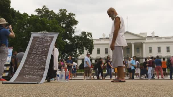 Widok Boku Muzułmańskich Człowieka Modląc Się Ulicy Pełnej Turystów Washington — Wideo stockowe