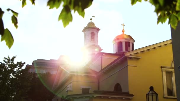 Aussichtsreiche Aussicht Auf Schöne Kirche Gegen Sonnenlicht — Stockvideo