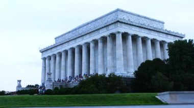 Jefferson Anıtı, Washington, ABD'deki yürüyen turist uzak görünümü