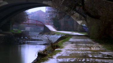 yağmur sırasında Washington, ABD'deki köprünün altında akan nehrin doğal görünümü