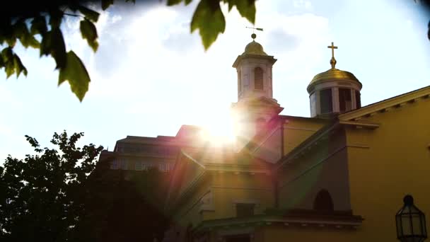 Malebný Pohled Krásných Církve Proti Slunečnímu Záření — Stock video