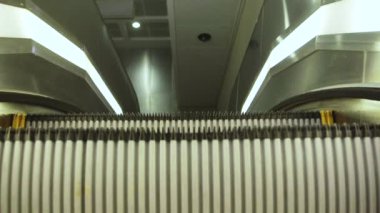 hareketli Metro yürüyen merdiven düşük açılı görünümü 