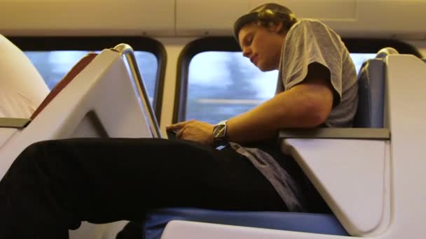 Низкий Угол Обзора Молодого Человека Помощью Смартфона Внутри Поезда — стоковое видео