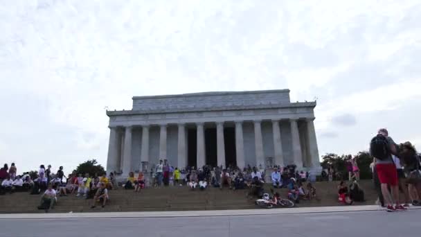 Turystów Siedząc Schodach Pobliżu Jefferson Memorial Washington Stany Zjednoczone Ameryki — Wideo stockowe