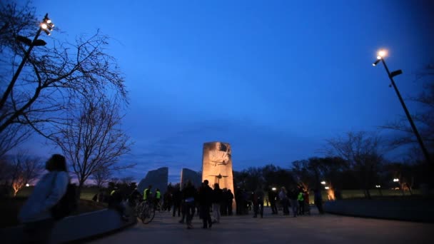 マーティン ルーサー キング記念碑 ワシントン 米国近くを歩いて観光客 — ストック動画