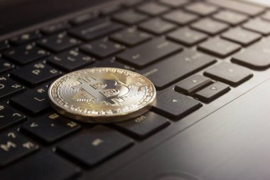 klavye üzerinde altın bitcoin