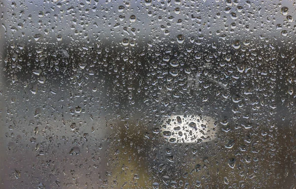 Goutte de pluie sur la fenêtre claire — Photo