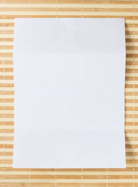 Ahşap Mat Üzerine Katlanmış Kağıt