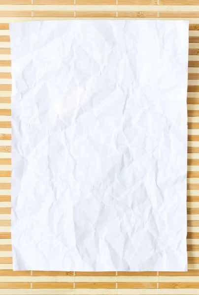 Crumpled Biała Księga na drewnianej mat — Zdjęcie stockowe