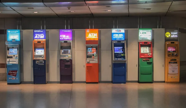 Bankomatu bankomatů několika bank — Stock fotografie