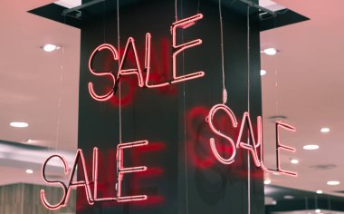 Büyük Kırmızı Neon İşareti 