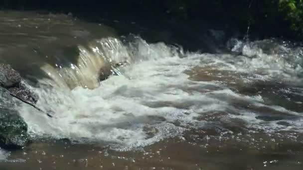 Cascada pequeña que cae en cascada sobre rocas en el bosque tropical. Movimiento lento — Vídeo de stock