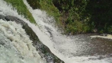 Su taşları, üzerine bırakarak kadar yakın şelale. Ağır çekim