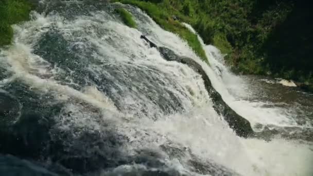 Fermer Eau tombant sur des pierres, cascade. Mouvement lent — Video