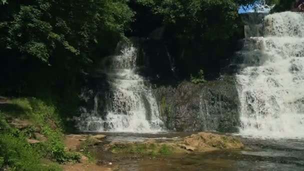 Petite cascade en cascade sur les rochers dans la forêt tropicale. Mouvement lent — Video