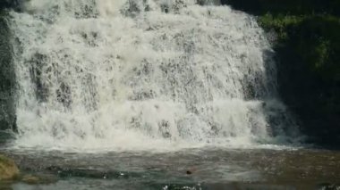 Küçük şelale tropik orman kayalarda üzerinden geçişli. Ağır çekim
