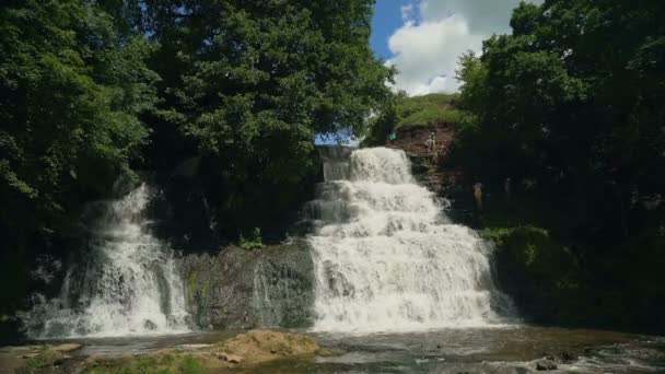 Невеликий водоспад Cascading над порід у тропічному лісі. Повільний рух — стокове відео