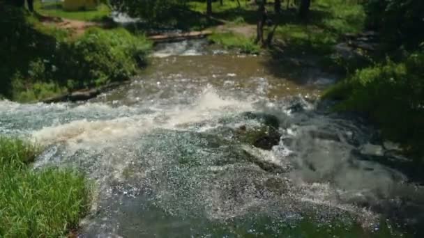 Pequena cachoeira Cascading over Rocks in Tropical Forest. Movimento lento — Vídeo de Stock