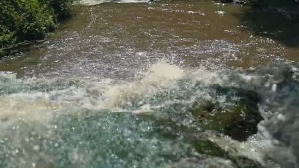 Cascada pequeña que cae en cascada sobre rocas en el bosque tropical. Movimiento lento — Vídeo de stock