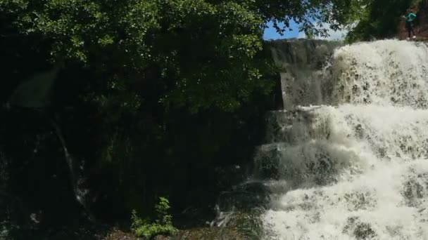 Невеликий водоспад Cascading над порід у тропічному лісі. Повільний рух — стокове відео