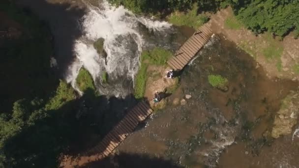 Vue aérienne. Deux musiciens Pianiste et bandura jouant sur les rochers à la cascade 