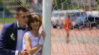Gelin ve damat eğleniyor futbol gate yakınındaki zaman