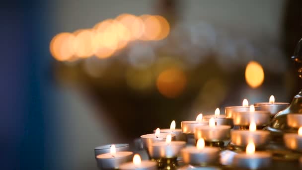 Velas encendidas, cámara lenta colorida — Vídeos de Stock