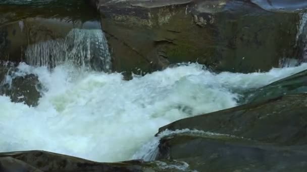 Gotas de primavera naturais caem em câmera lenta. Fluxos de água driblam e caem em gotas — Vídeo de Stock