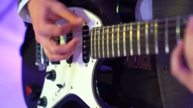 4 k gitarist akustik gitar çalar gece kulübü sahnede, renkli ışıklar yanıp söner
