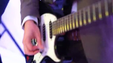 4 k gitarist akustik gitar çalar gece kulübü sahnede, renkli ışıklar yanıp söner