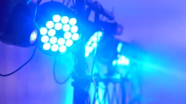 Konser ışık ve duman. Aydınlatma donanımları çok renkli kiriş 4 k