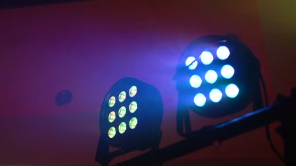 コンサート光と煙。マルチカラー梁 4 k 照明器具 — ストック動画