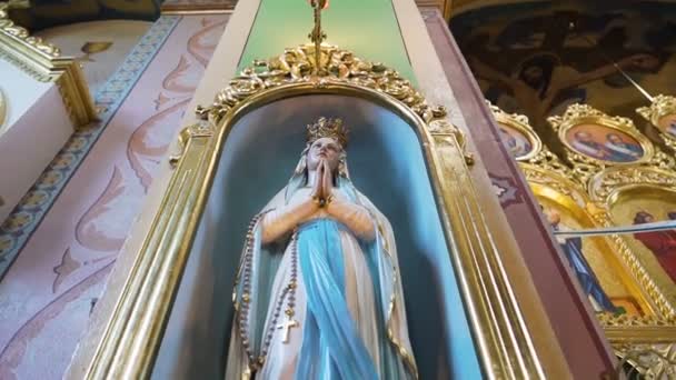 Socha Panny Marie v kostele. — Stock video