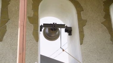 Sinematik çekim kilise bell ve güneş arka plan ile. Ağır çekim 100fps