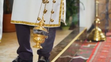 Katolik ayini Thurman eylem ve duman üreten ağır çekim görüntüleri
