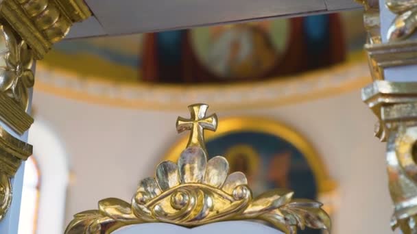 Jésus Christ croix dans l'église, déplacer la caméra — Video